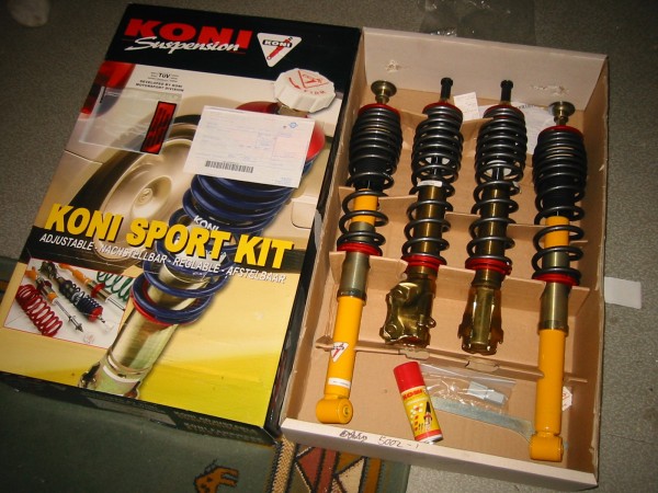 Alustasarjaksi tuli sitten lopulta Konin Sport Kit, joka parin päivän kuluttua olikin jo asennettuna paikalleen. Eteen tuli punosletkut, jarrunesteeksi silikoninesteet.